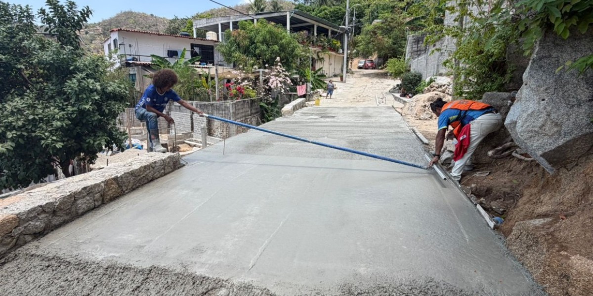 Pavimenta Gobierno de Acapulco calle en colonia Icacos